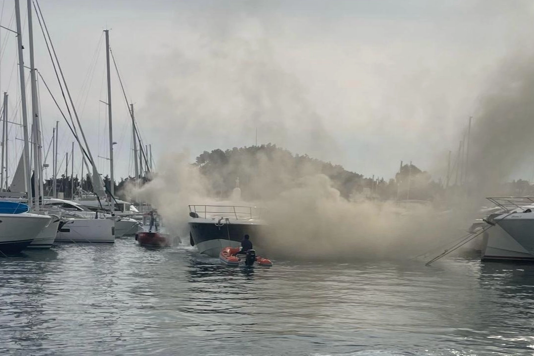 Muğla'da yat yangını! Acil Müdahale Tekneleri görev başında haberi