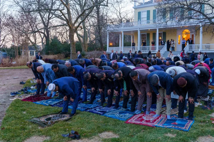 Müslümanlar, New York Belediye Başkanı'nın iftar yemeğini protesto etti haberi