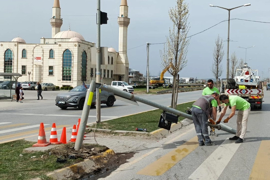 Sakarya'da kullanılamaz hale gelen trafik ışığına hızlı müdahale! haberi