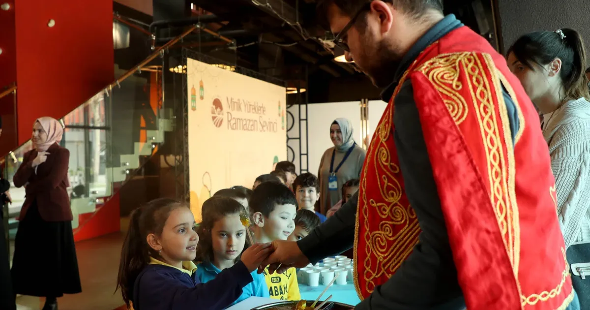 Sakarya'da minik yüreklere Ramazan sevincini taşıdılar haberi