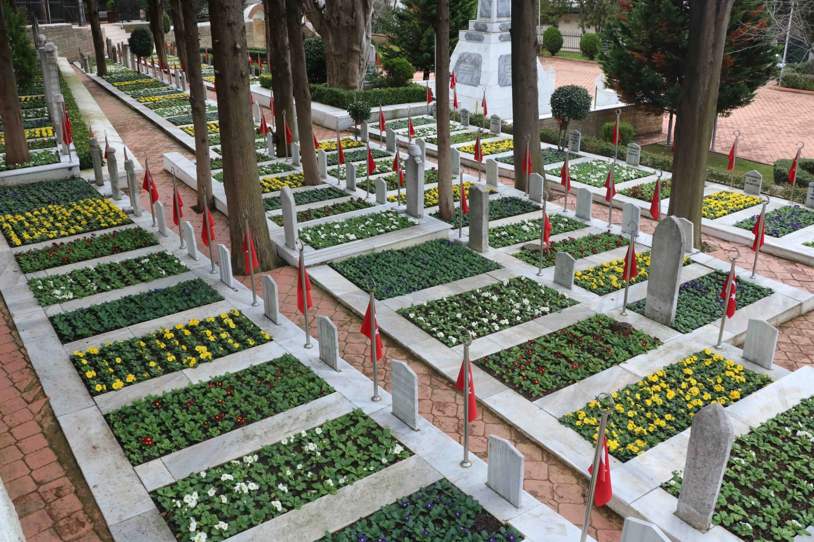 Şehitlikler, "18 Mart Çanakkale Zaferi" için hazırlandı haberi